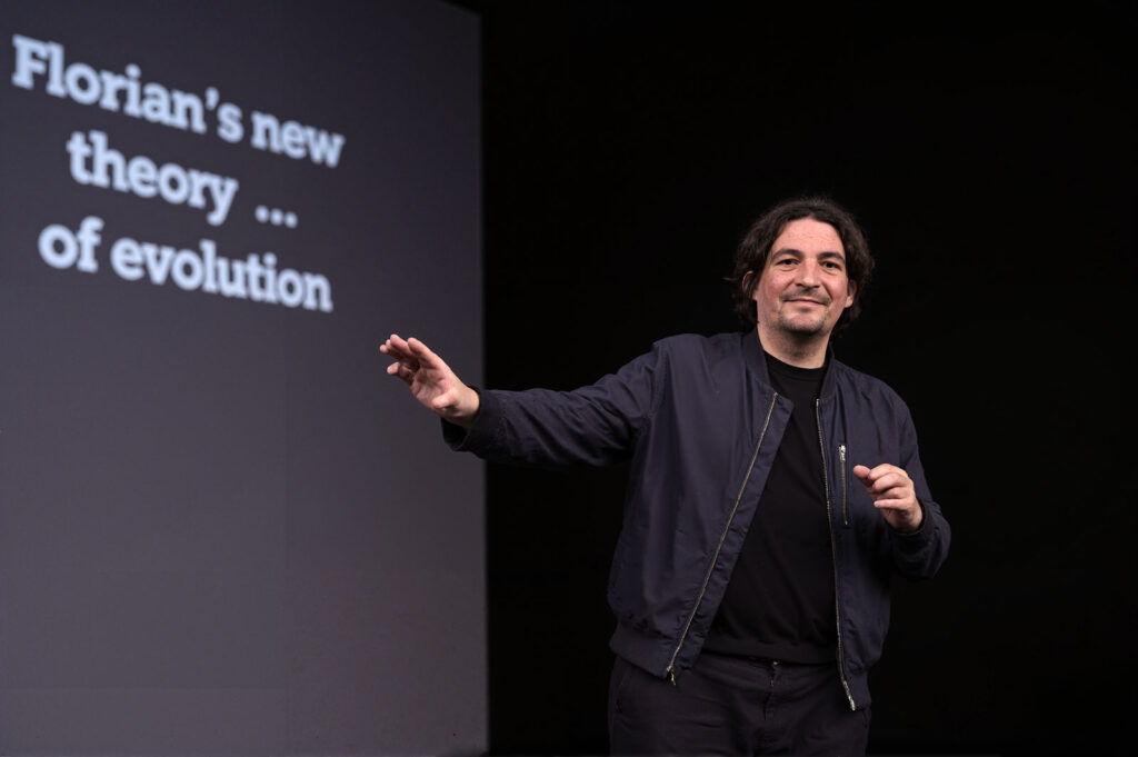 Der Künstler und Forscher Florian Albrecht-Schoeck stellt seine neue KI-Evolutionstheorie auf der Bühne vor.
