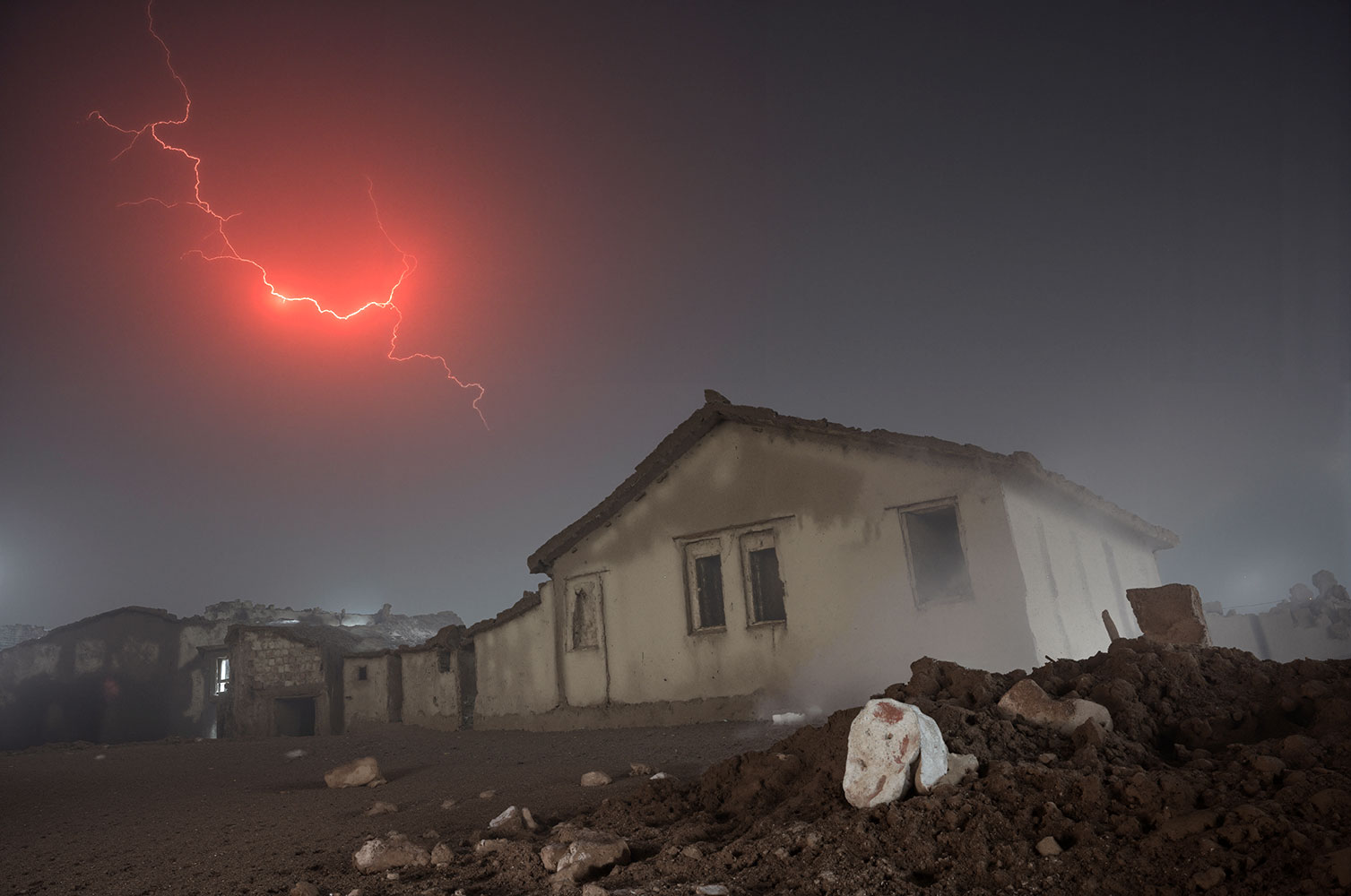 Ein erster Blick in meine neue künstlerische Arbeit: Another World – Another Time (Arbeitstitel). Erstellt mit KI und Fotografie.