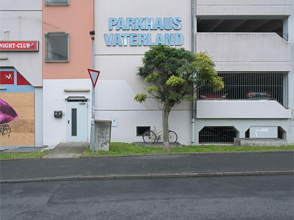 Motive aus der Arbeit „Roots Retropia Rage Repeat“ von Florian Albrecht-Schoeck