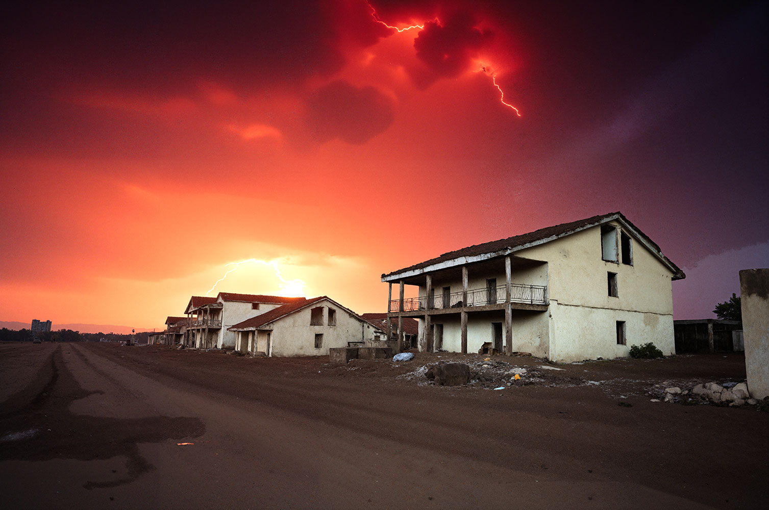 Ein erster Blick in meine neue künstlerische Arbeit: Another World – Another Time (Arbeitstitel). Erstellt mit KI und Fotografie.