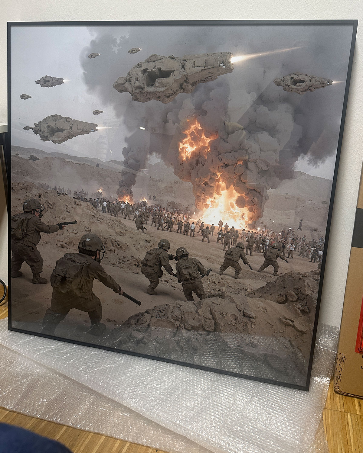 Die ersten Prints und gerahmten Bilder, welche ich mit KI und Fotografie realisiert habe. Sie wirken so real und doch vollkommen fremd, abstrakt und weit weg.