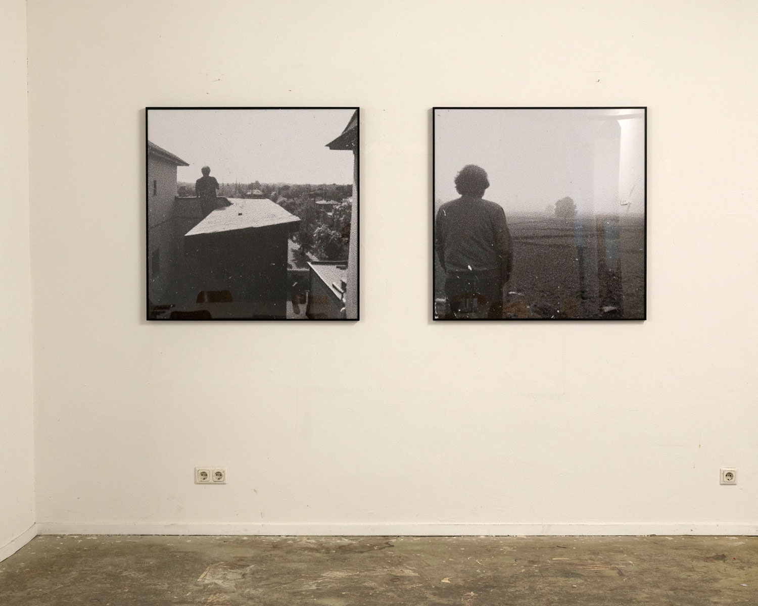 Zwölf Schwarz-Weiß-Negative erzählen eine Geschichte: „Die Wahrheit über die Entstehung der Fotografie, nach Florian Albrecht-Schoeck“. Hier ist zu sehen: zwei Testprints von der KI bis zum analogen Negativ.