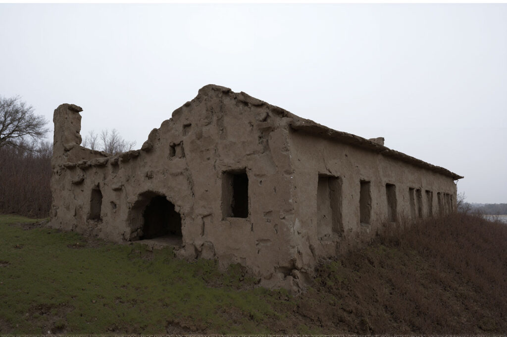 Mithilfe von KI und Fotografie: Ansichten eines Hofes.