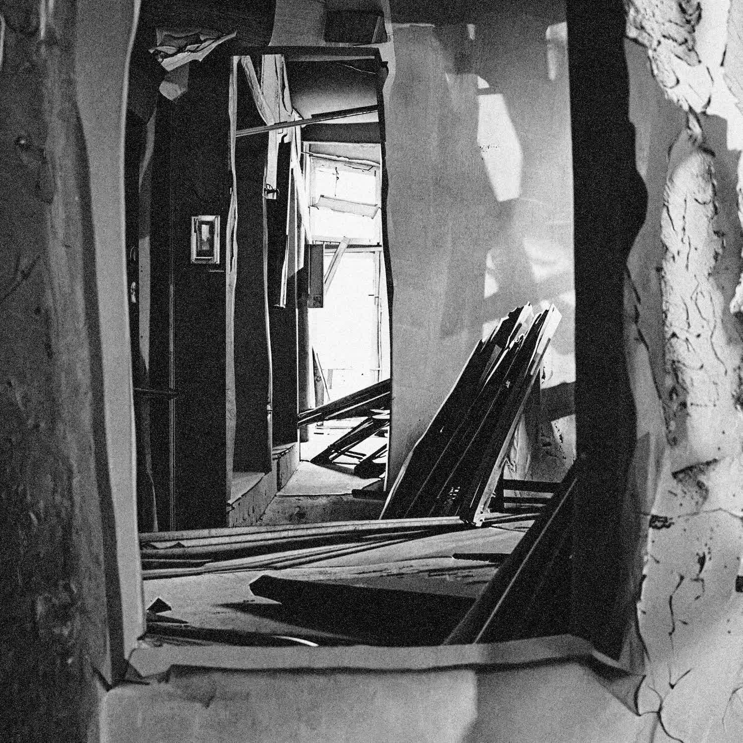 Motiv aus der künstlerischen Arbeit,  How it starts — and how it ends (Part IV) von Florian Albrecht-Schoeck. Erstellt mit Fotografie und KI/Machine Learning. Alles mit Open-Source Tools erstellt.