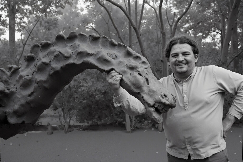 Der britische Forscher Mr. Florian Albrechts-Schmith. Auf einer fernen Insel im Pazifik mit Drachen.