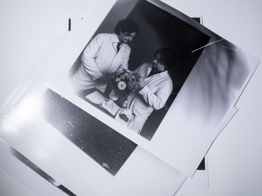 Hier zu sehen: die Handabzüge auf Fotopapier mit dem Fehler, hervorgerufen durch das defekte Foto-Vergrößerungsgerät.