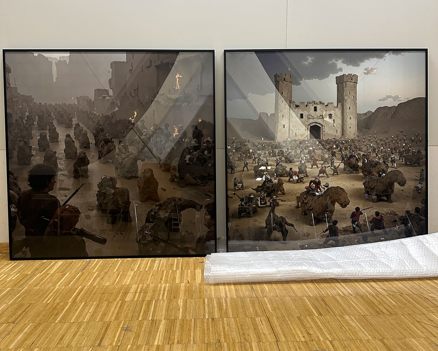 Die ersten Prints und gerahmten Bilder, welche ich mit KI und Fotografie realisiert habe. Sie wirken so real und doch vollkommen fremd, abstrakt und weit weg.