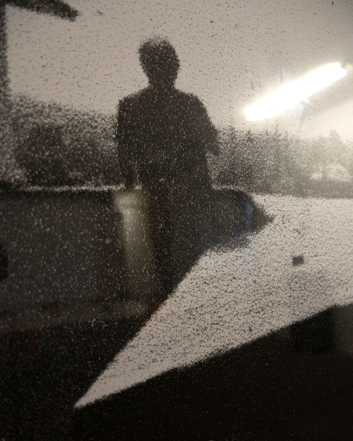 Zwölf Schwarz-Weiß-Negative erzählen eine Geschichte: „Die Wahrheit über die Entstehung der Fotografie, nach Florian Albrecht-Schoeck“. Hier ist zu sehen: zwei Testprints von der KI bis zum analogen Negativ.