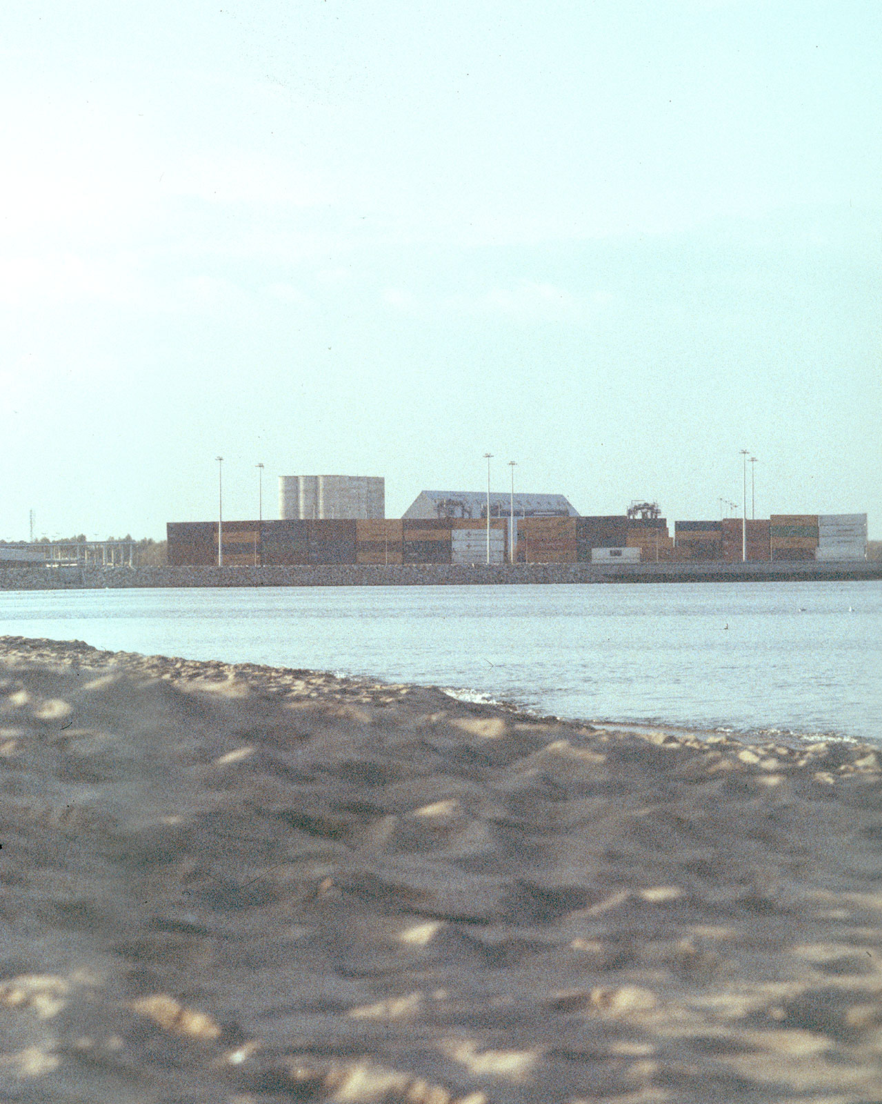 „Harbour“ ist eine fotografische Wandarbeit aus dem Jahr 2008 von Florian Albrecht-Schoeck.