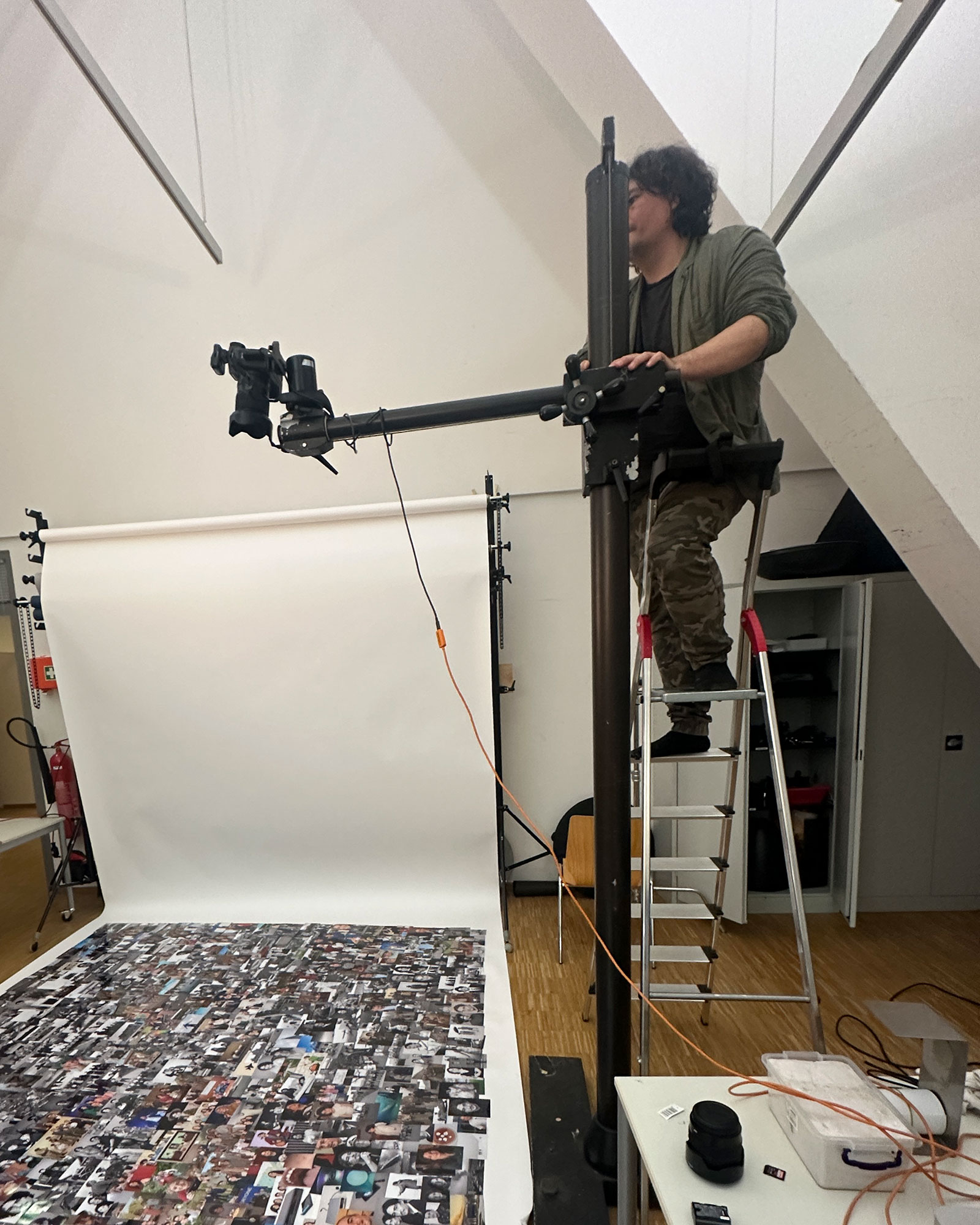 Florian Albrecht-Schoeck beim fitigrafieren seiner neue „Sleep Well 3”. Die Arbeit interpretiert mithilfe von KI und Fotografie das 20. Jahrhundert neu.