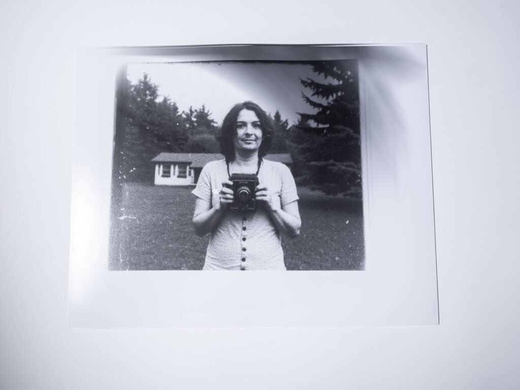 Hier zu sehen: die Handabzüge auf Fotopapier mit dem Fehler, hervorgerufen durch das defekte Foto-Vergrößerungsgerät.