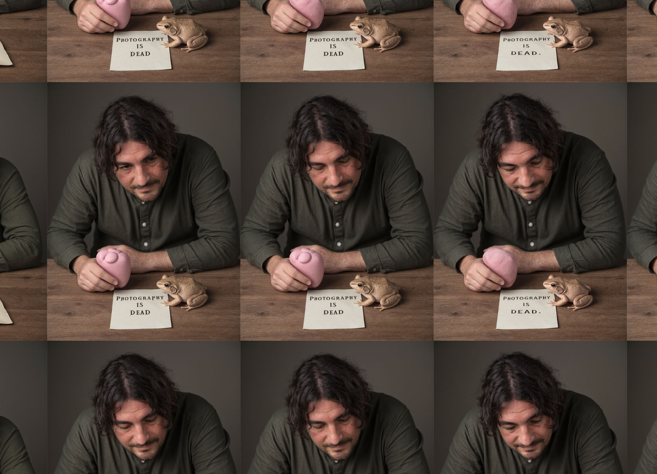 Ausschnitt aus meiner neuen künstlerischen Arbeit: „ An AI image noise for my friend: Me with a pink frog: photography is dead”.