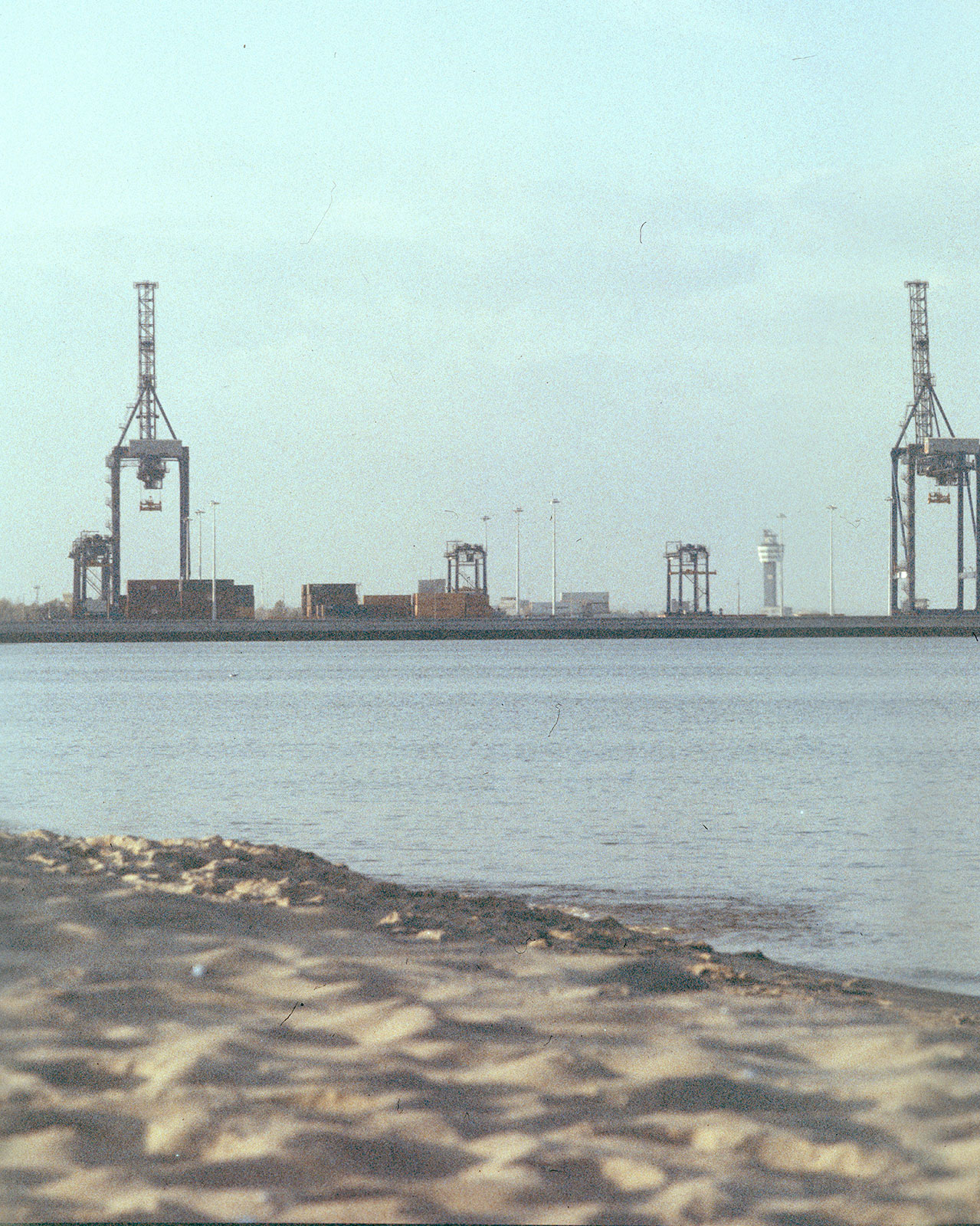 „Harbour“ ist eine fotografische Wandarbeit aus dem Jahr 2008 von Florian Albrecht-Schoeck.