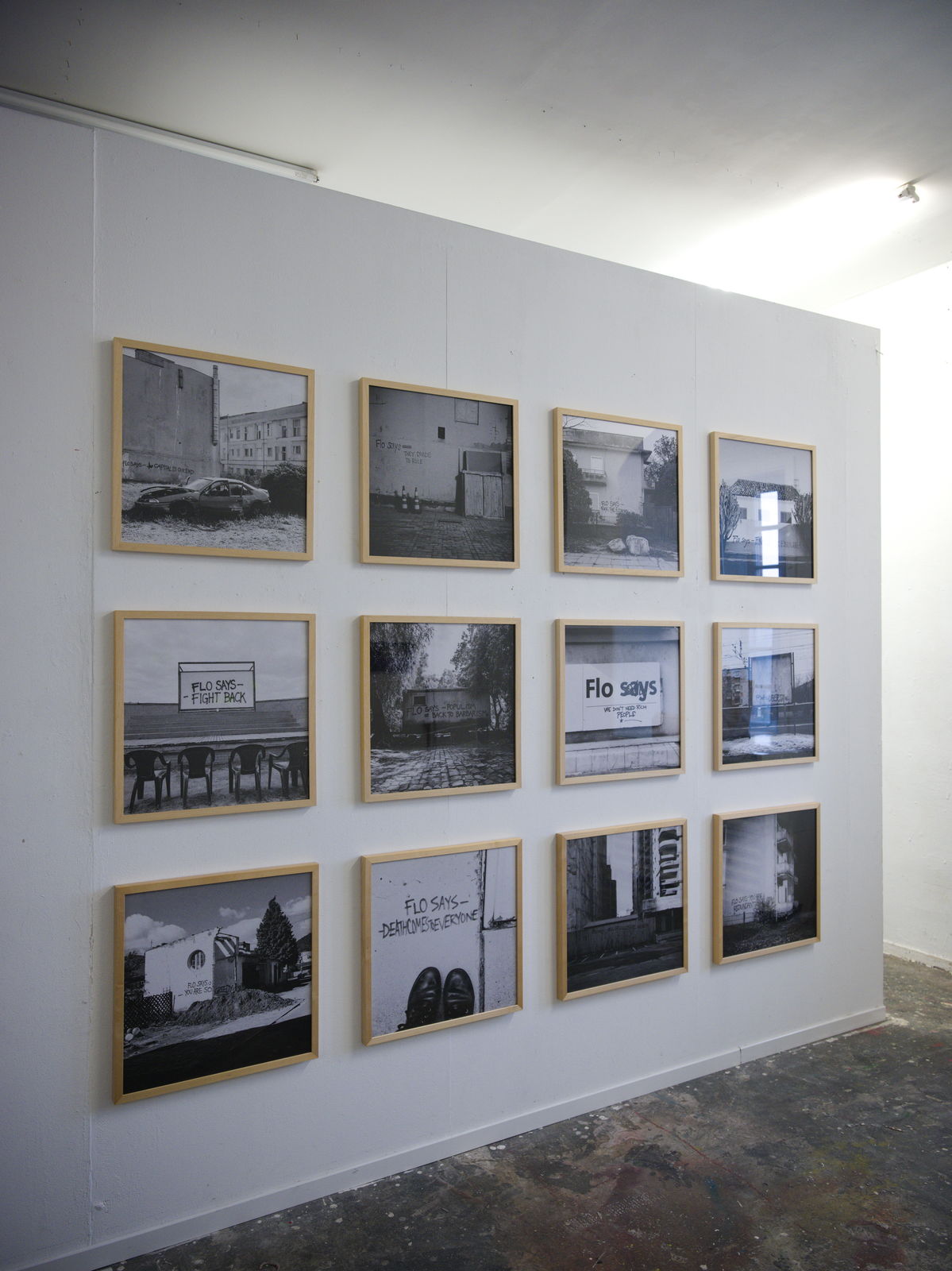 Ansicht der zwölf gedruckten Motive aus der künstlerischen Arbeit, gerahmt. Jedes Motiv hat die Größe 50 cm × 50 cm.