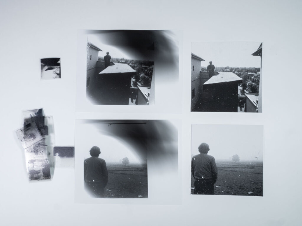 Zu sehen von links nach rechts: das Schwarz-Weiss Negativ (hergestellt aus KI-Bild), daneben der analoge Handabzug mit dem Fehler und daneben der Digitaldruck von einem digitalen Scan des analogen Negatives.