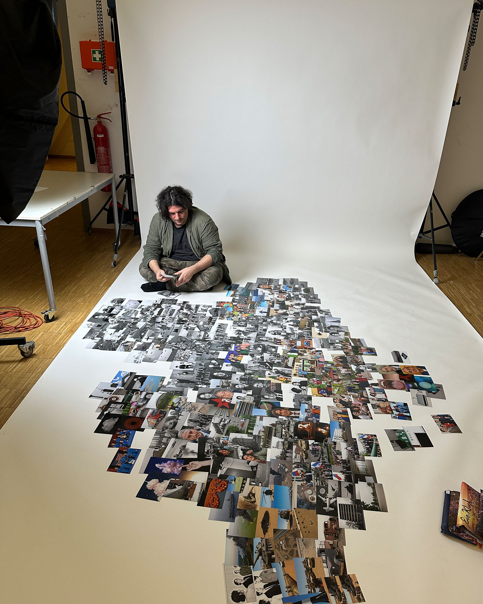 Florian Albrecht-Schoeck beim Arrangieren der Bilder für seine neue „Sleep Well 3”. Die Arbeit interpretiert mithilfe von KI und Fotografie das 20. Jahrhundert neu.