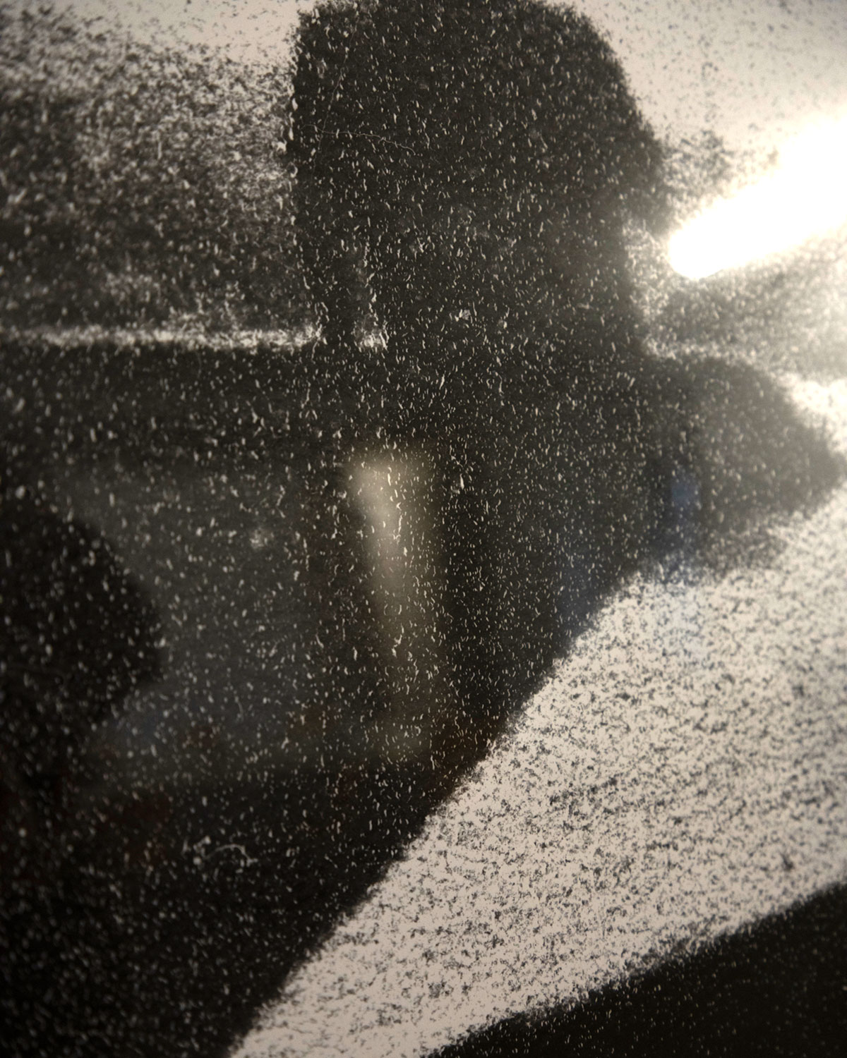 Zwölf Schwarz-Weiß-Negative erzählen eine Geschichte: „Die Wahrheit über die Entstehung der Fotografie, nach Florian Albrecht-Schoeck“. Hier ist zu sehen: zwei Testprints von der KI bis zum analogen Negativ.