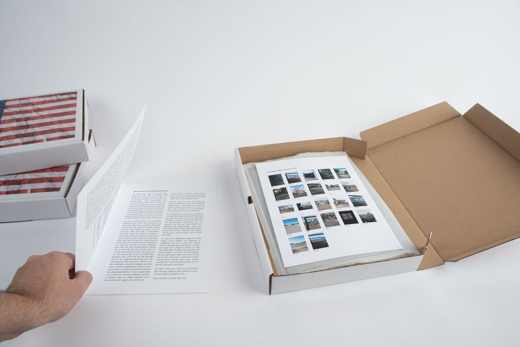 Ansicht der 10er-Edition der künstlerischen Arbeit „That’s Life?“. Der bedruckte Karton besitzt die Außenmaße von 34 cm x 24 cm. Im Karton befinden sich die 22 Motive der Serie. Jeder Abzug besitzt die Größe von 24 cm x 32 cm. Hinzu kommt noch ein Künstler Kommentar zur Arbeit, gedruckt und signiert.