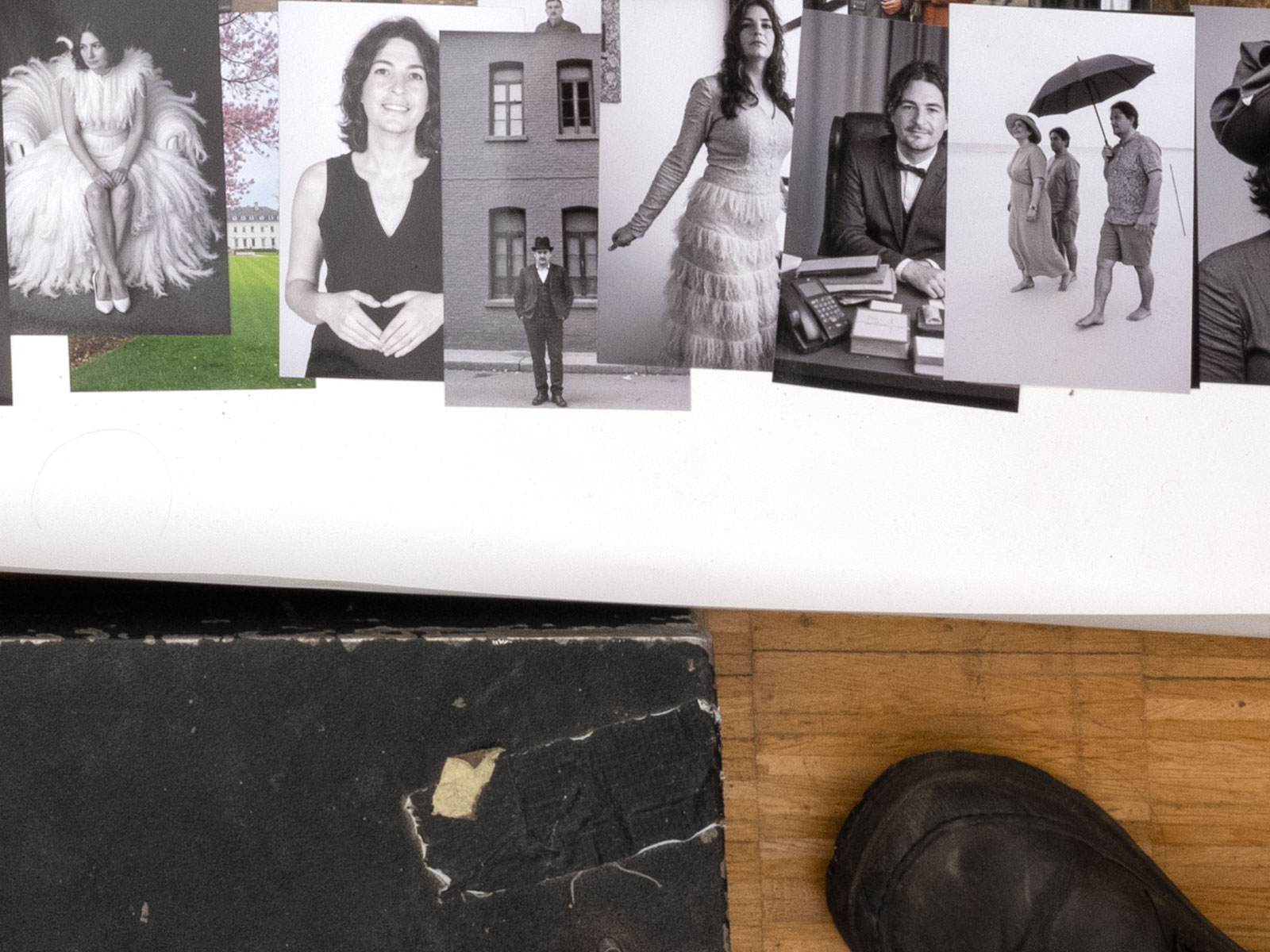 Detailaufnahmen der Arbeit: Sleep Well III. Das 20. Jahrhundert erklärt mit mir selbst mithilfe von KI, Machine-Learning und Fotografie.