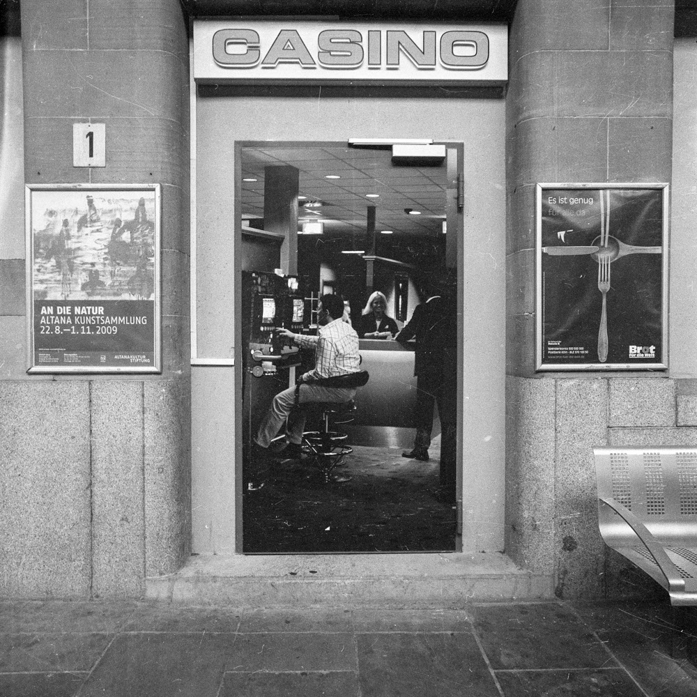 Bild aus der Fotografie Arbeit „ Verzehren und Verzerren (Heimat IV/Homeland IV)“ von Florian Albrecht-Schoeck.