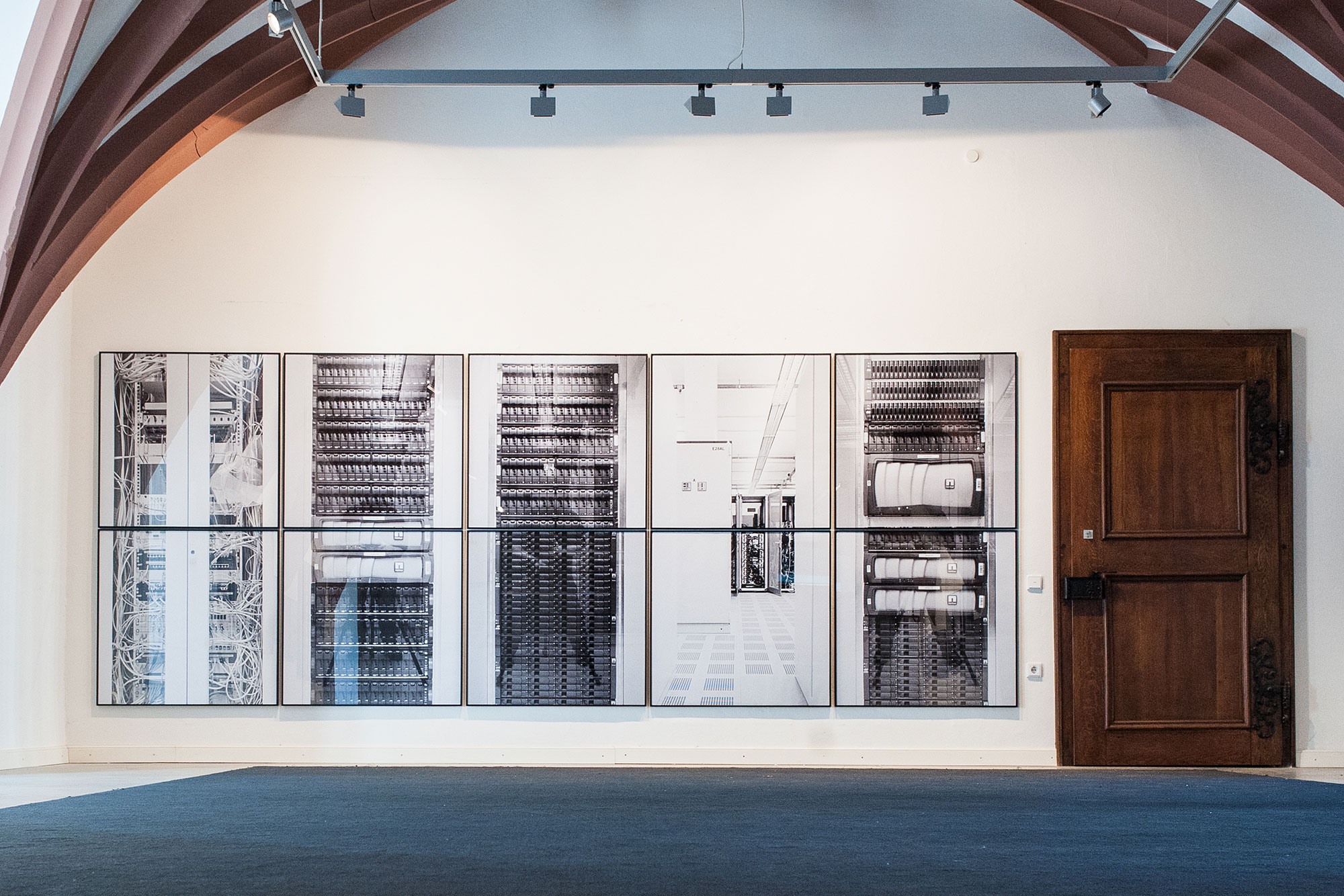 Installationsansicht der fotografischen Wandarbeit ESC von Florian Albrecht-Schoeck.