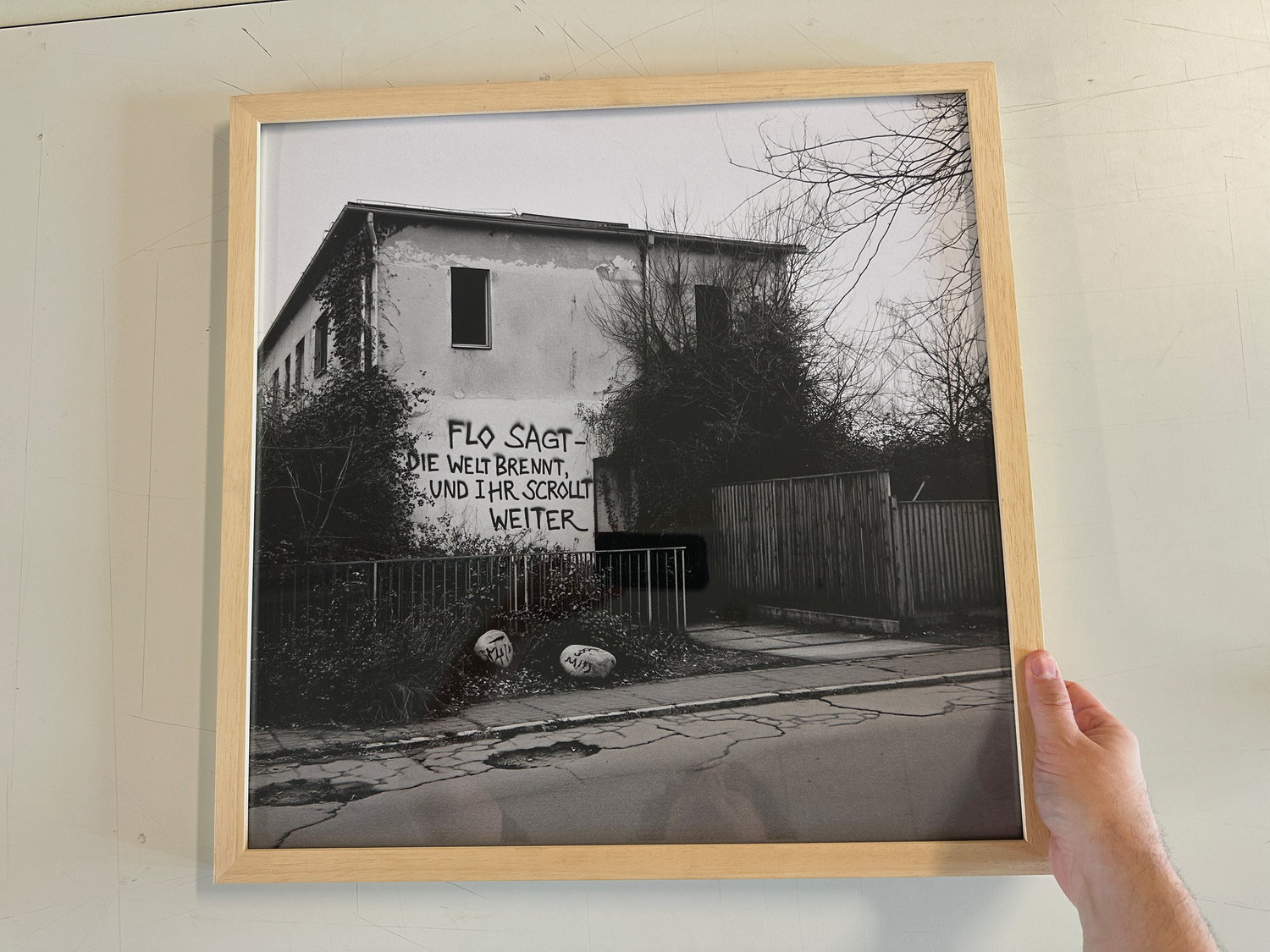 Ein Beispiel eines Testdruck, direkt aus der KI gerahmt im Format 50×50 cm