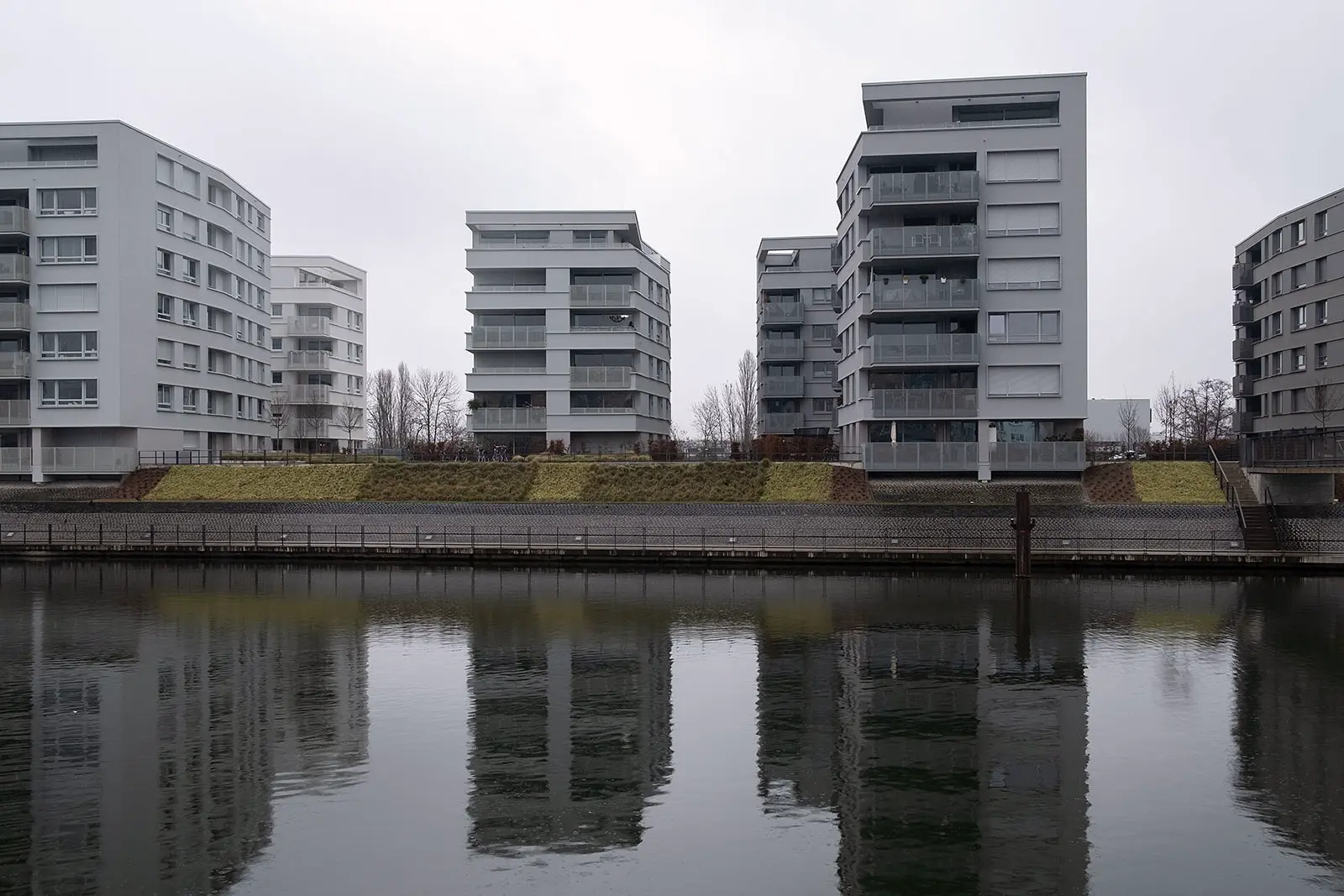 Inmitten monotoner Wohlstandneubauten