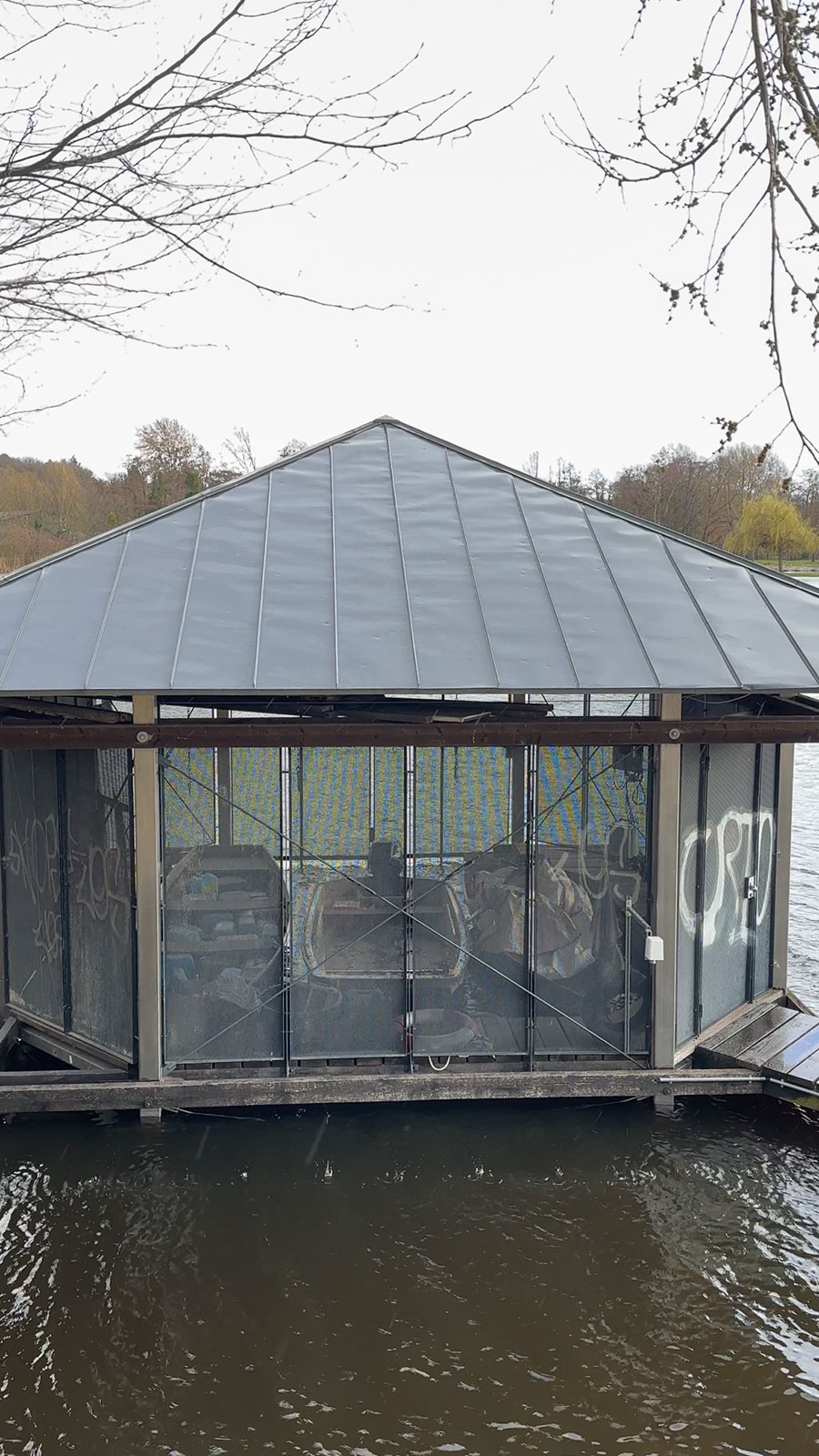 Teil XIII: Billige Tiefkühl-Frikadellen, ein deutscher Kraftfahrzeughersteller, System abstürzende Busse und ganz viel Armut.