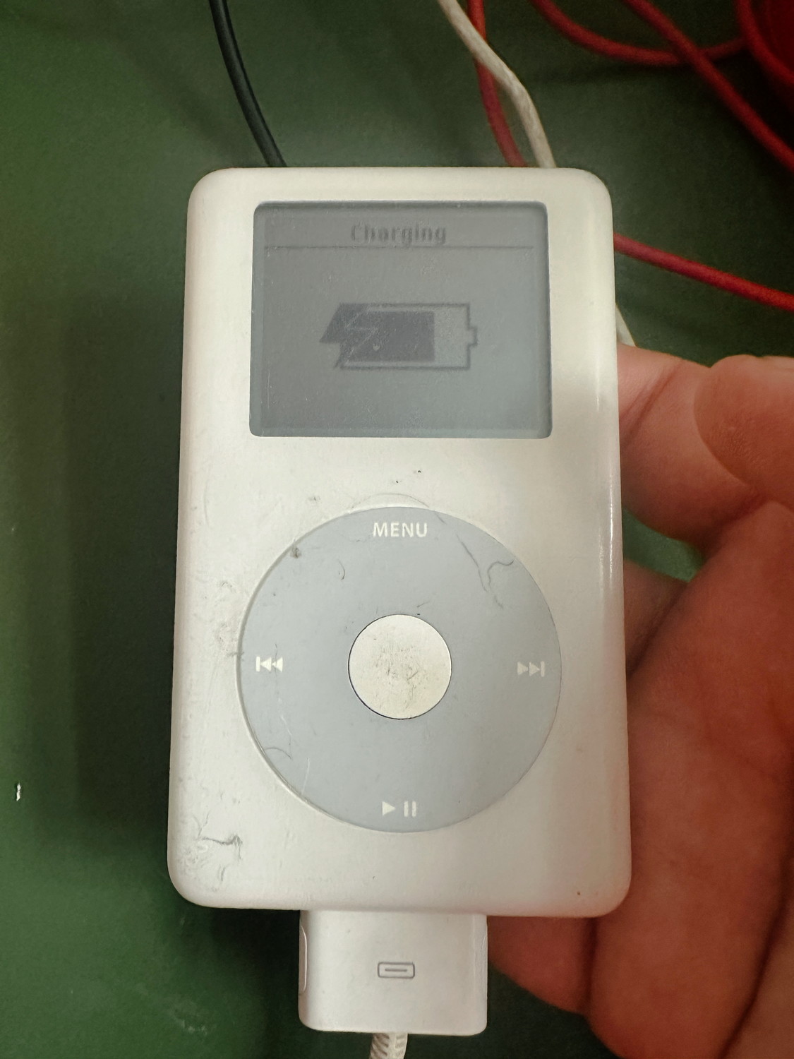 Mein über 20 Jahre alter iPod beim landen in meiner Hand