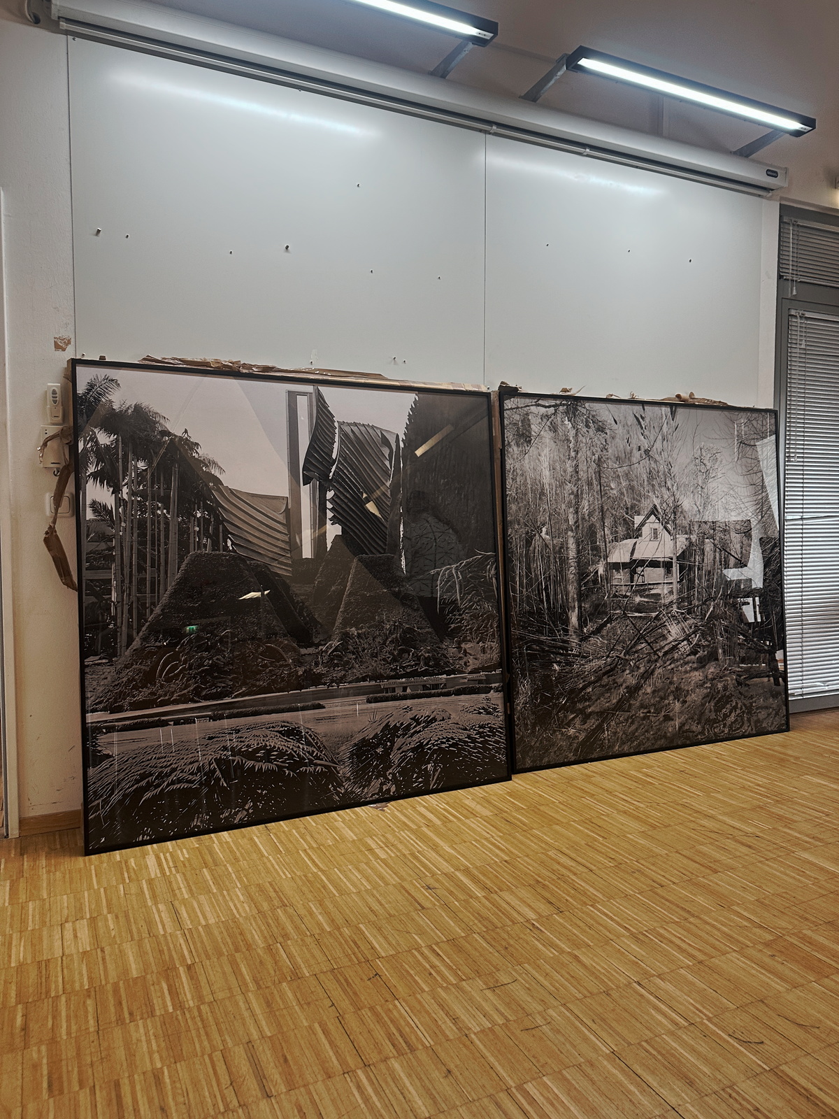 Ansicht von zwei gerahmten Bilder der Serie, in der Größe 150 cm × 150 cm.